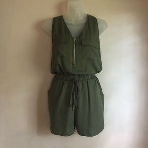 Vernacular Half Zip Sleeveless Romper  size med